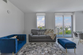 Luxury 1/1 Modern Condo by Design District - Q